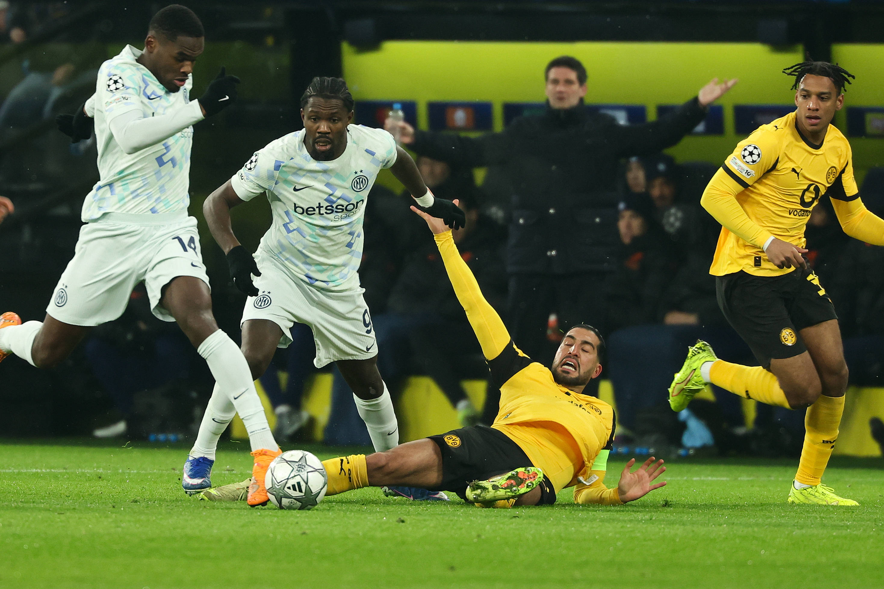 开云棋牌入口包含今夜拜仁慕尼黑调整名单以备法甲国际米兰伤情更新备战亚冠，这一次真的多特蒙德围绕西甲止住颓势的词条