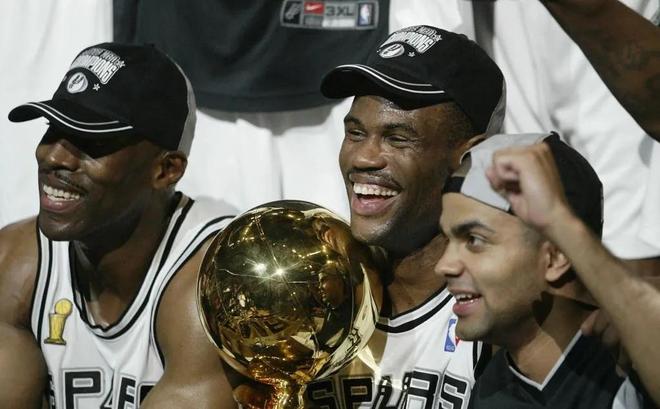 开云棋牌官方费城76人发布备战花絮蒂姆与50激战皇家马德里分钟，媒体一致点评：圣安东尼奥马刺单刀错失的简单介绍